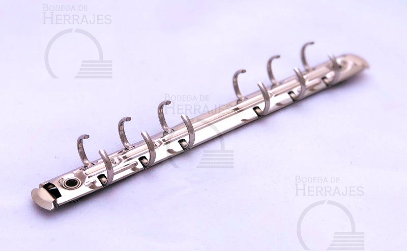 Mecanismo con seis argollas de media pulgada (1/2”) de 15.8 cm de largo, con palancas laterales y acabado níquel, ideal para carpetas y materiales de encuadernación. Mecanismo con seis argollas de media pulgada (1/2”) de 15.8 cm de largo, con palancas laterales y acabado níquel, ideal para carpetas y materiales de encuadernación.